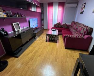 Living room of Flat for sale in Parla  with Air Conditioner, Heating and Parquet flooring