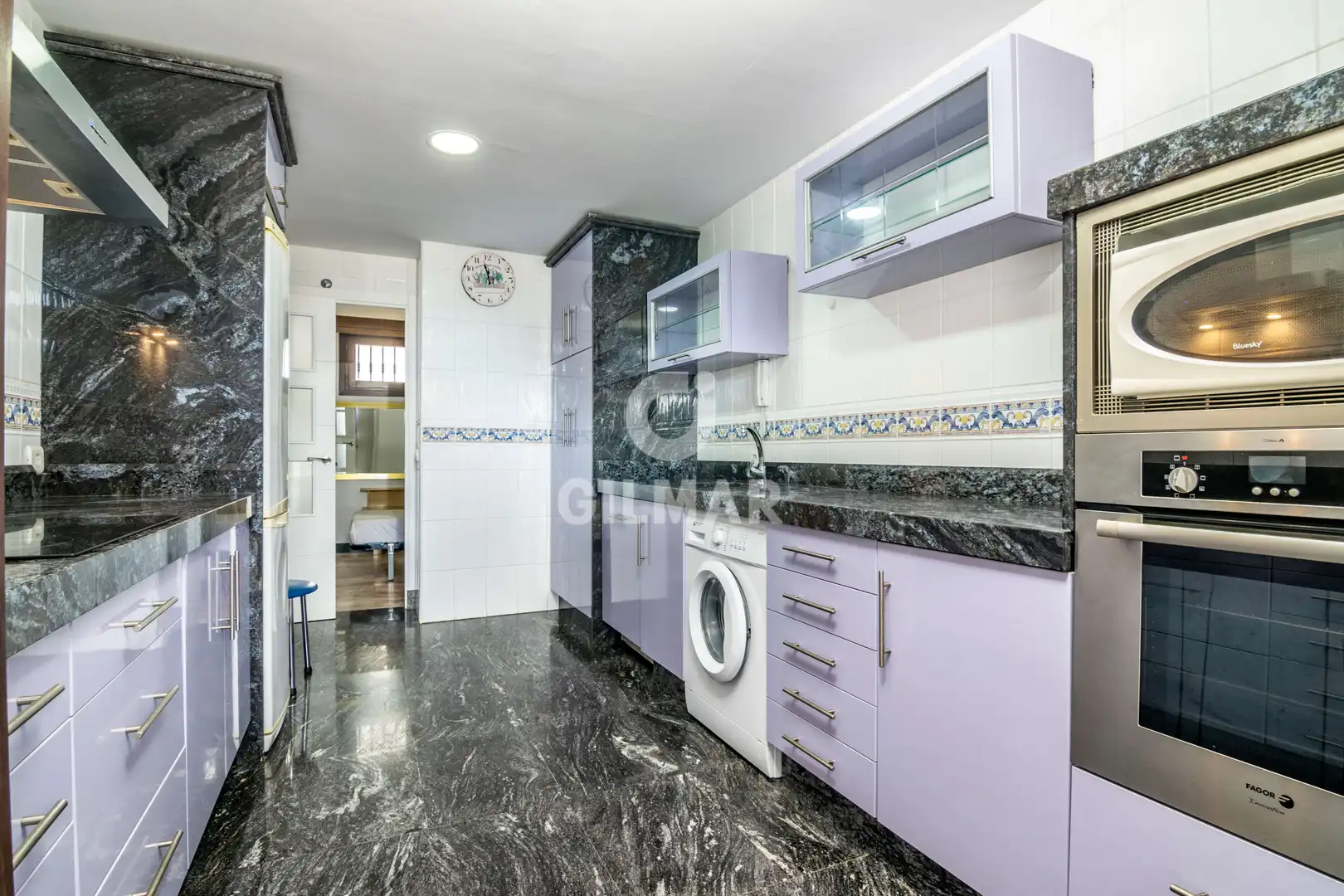 Küche von Einfamilien-Reihenhaus zum Verkauf in Manilva mit Heizung, Privatgarten und Schwimmbad