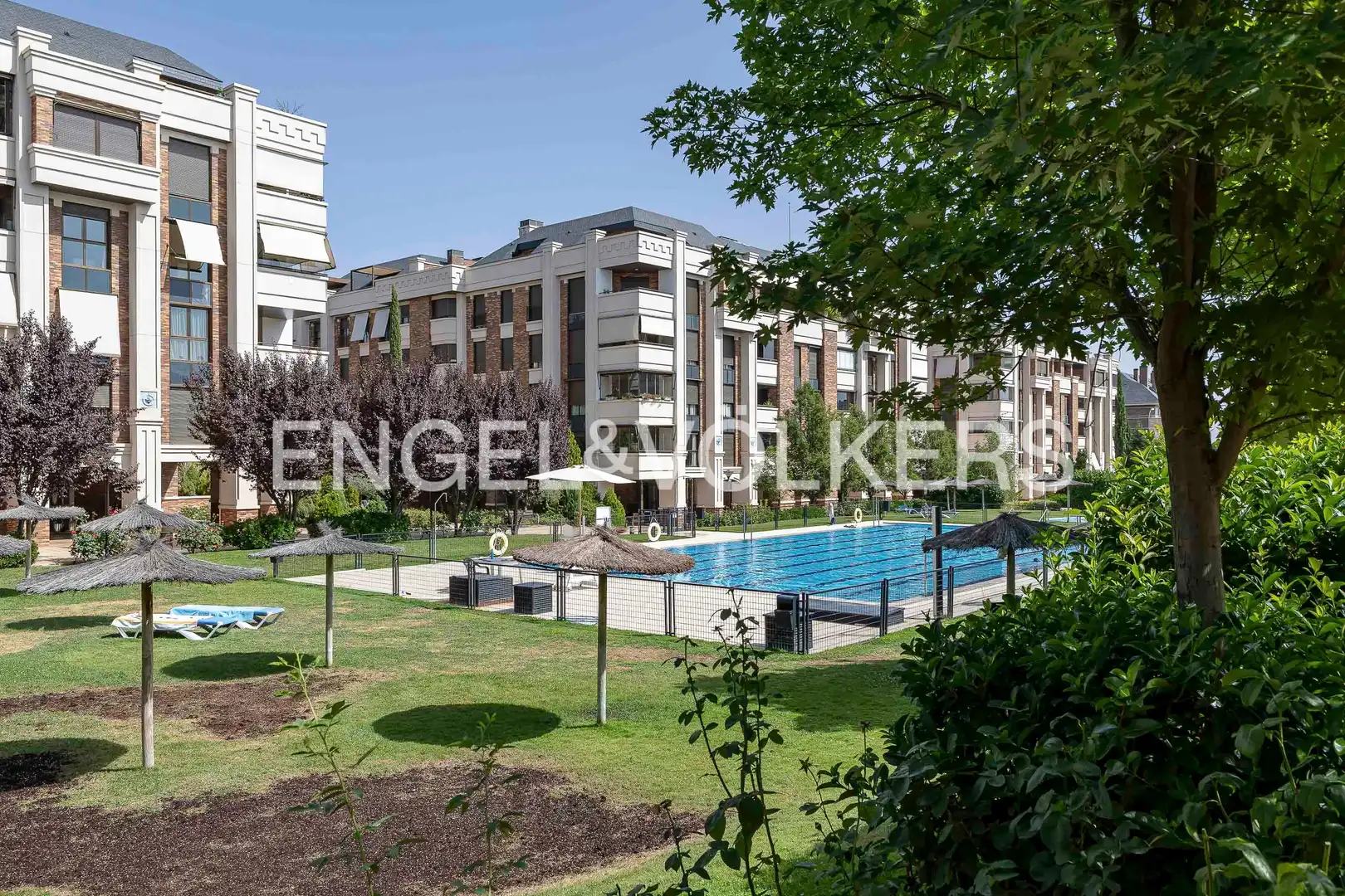 Piscina de Pis en venda en Majadahonda amb Aire condicionat, Calefacció i Terrassa