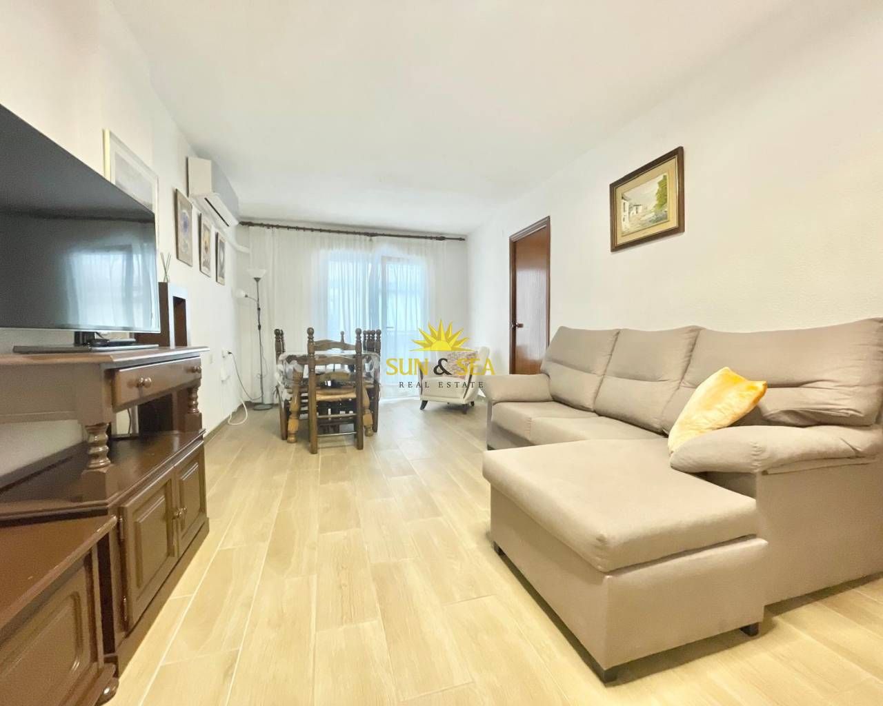 Sala de estar de Piso de alquiler en Torrevieja con Aire acondicionado, Calefacción y Parquet