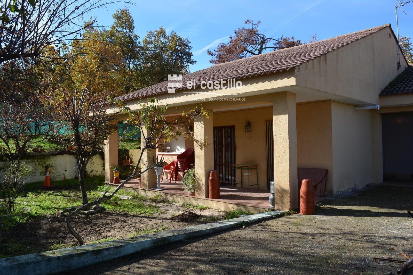 Vista exterior de Casa o xalet en venda en Navahondilla amb Calefacció, Forn i Rentadora