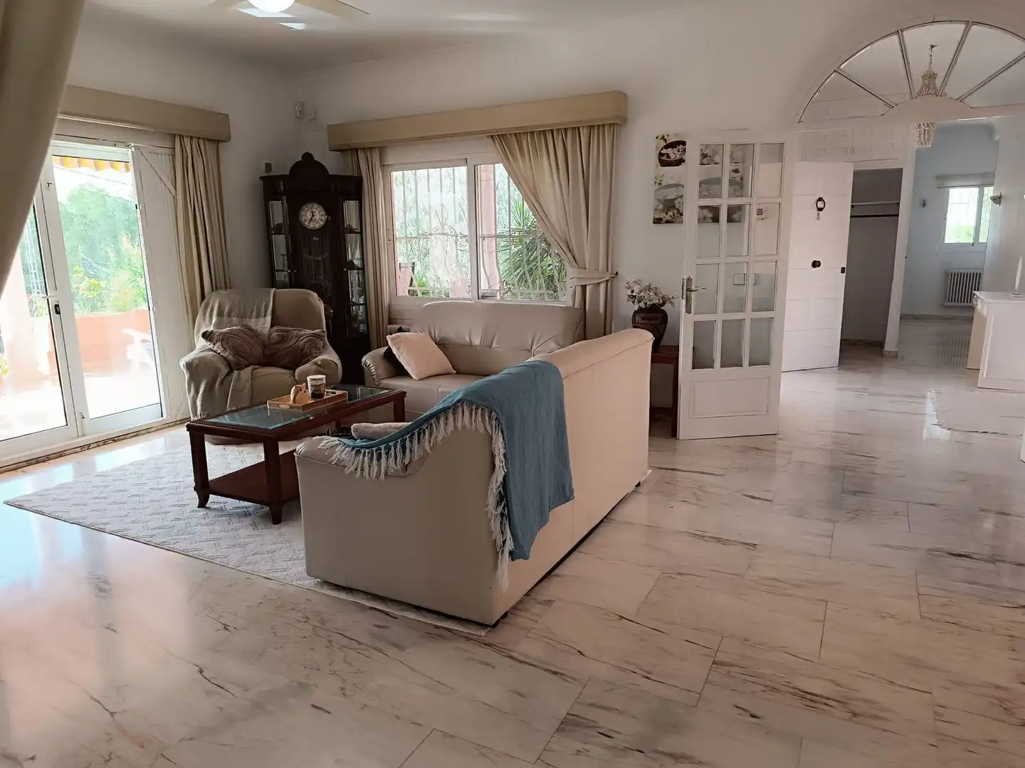 Living room of Houses for sale in L'Alfàs del Pi  with Air Conditioner, Private garden and Terrace