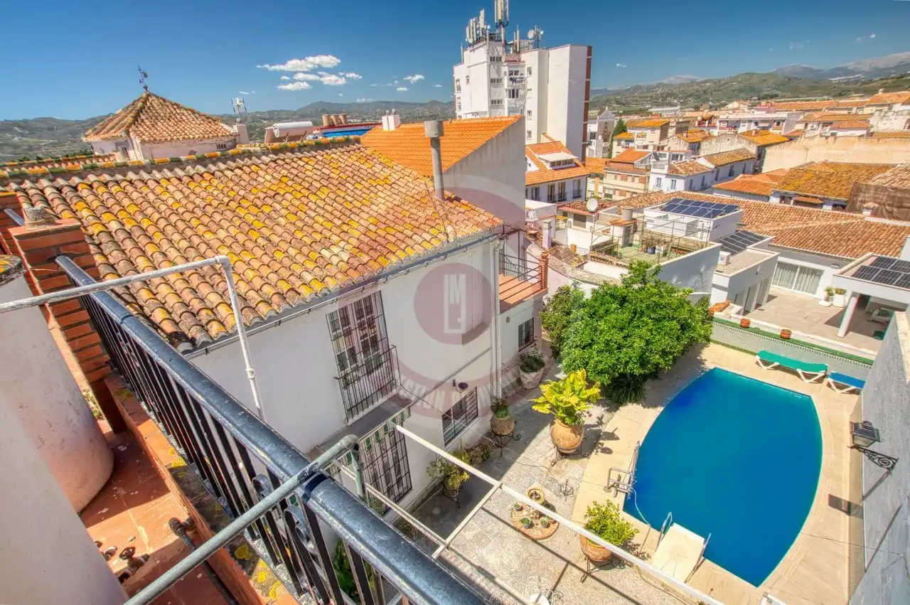 Vista exterior de Casa o xalet en venda en Vélez-Málaga amb Jardí privat i Piscina