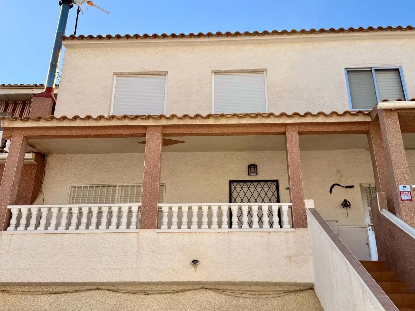 Vista exterior de Casa adosada en venda en Torrevieja amb Terrassa, Moblat i Balcó