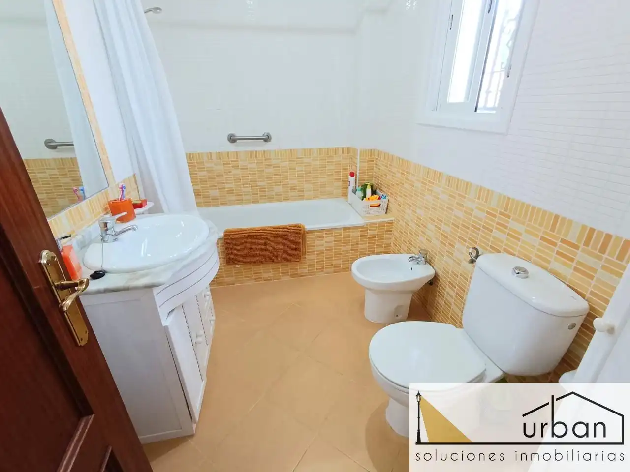 Badezimmer von Einfamilien-Reihenhaus zum Verkauf in Chipiona mit Klimaanlage, Abstellraum und Möbliert