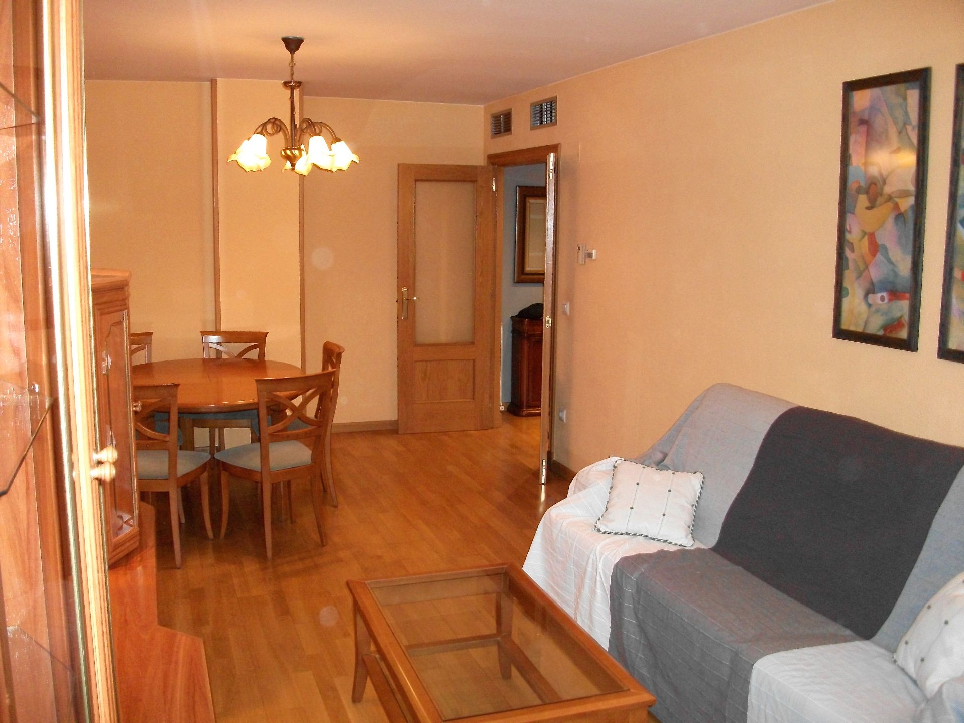 Habitación de Apartamento de alquiler en  Zaragoza Capital con Calefacción, Parquet y Amueblado