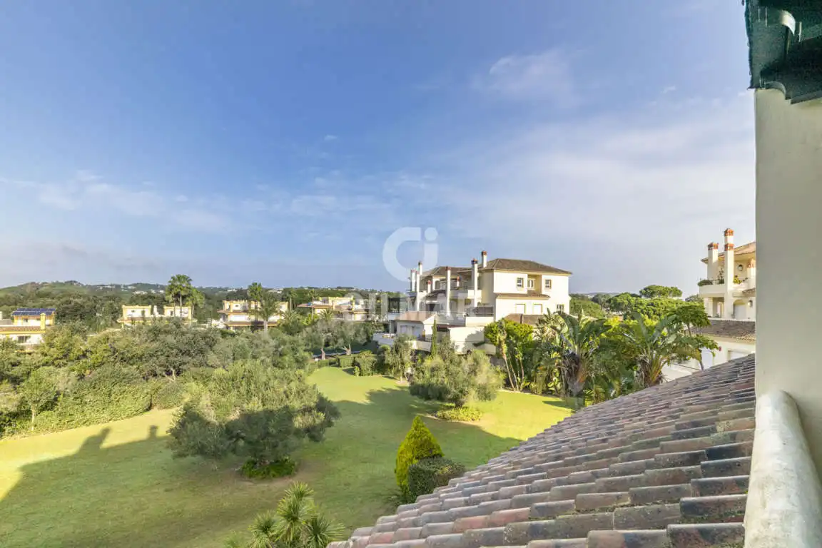 Außenansicht von Maisonette zum Verkauf in Sotogrande mit Heizung, Abstellraum und Schwimmbad