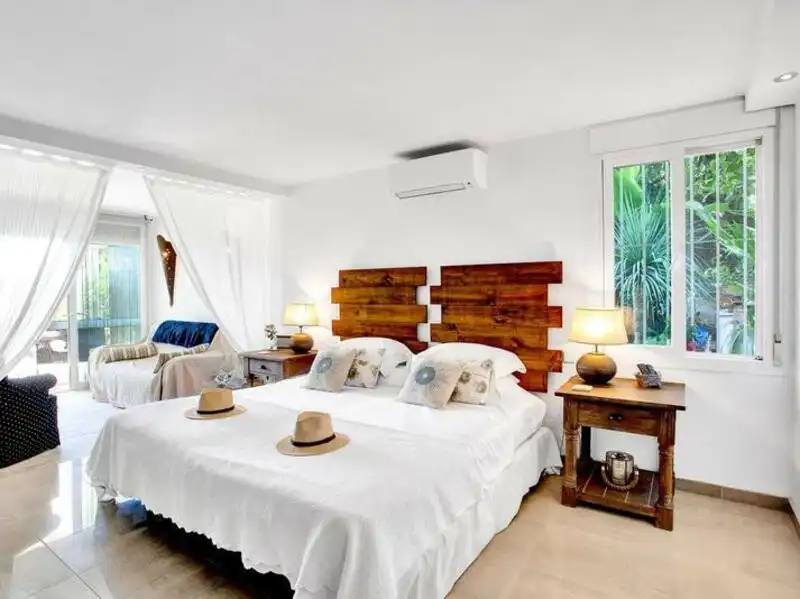 Dormitori de Casa o xalet de lloguer en Marbella amb Aire condicionat, Jardí privat i Terrassa