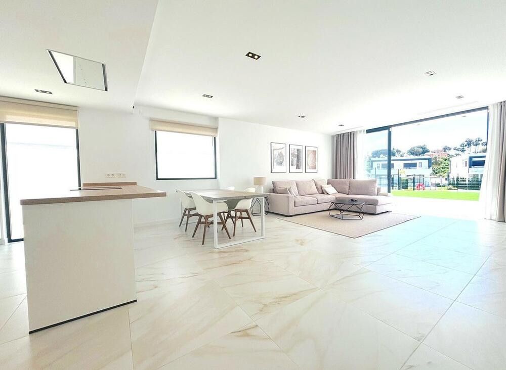 Sala d'estar de Casa adosada de lloguer en Estepona amb Aire condicionat, Jardí privat i Terrassa