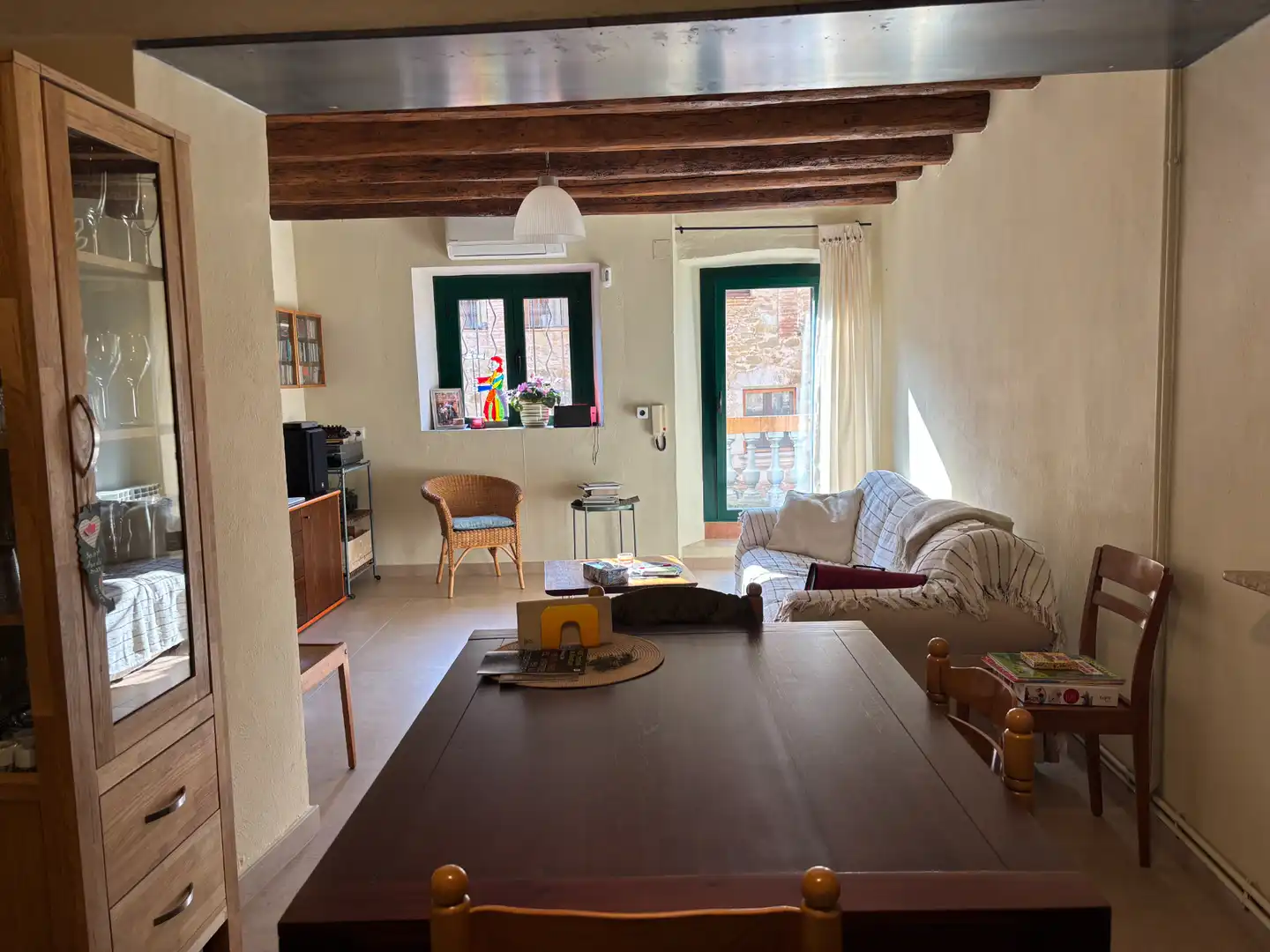 Wohnzimmer von Einfamilien-Reihenhaus zum Verkauf in Flaçà mit Klimaanlage, Heizung und Privatgarten