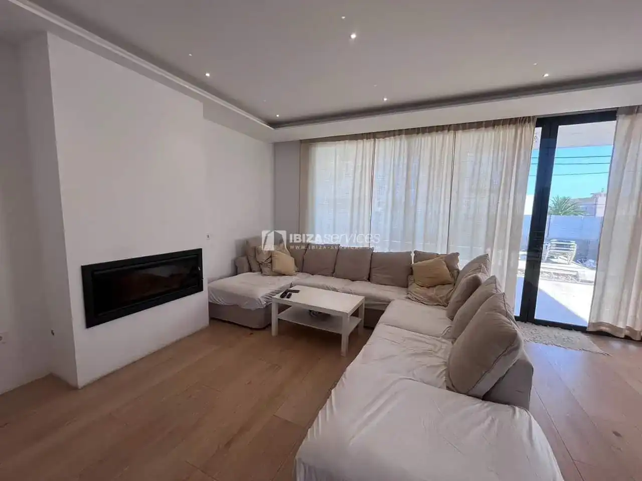 Sala d'estar de Casa o xalet en venda en Santa Eulària des Riu amb Aire condicionat, Jardí privat i Piscina