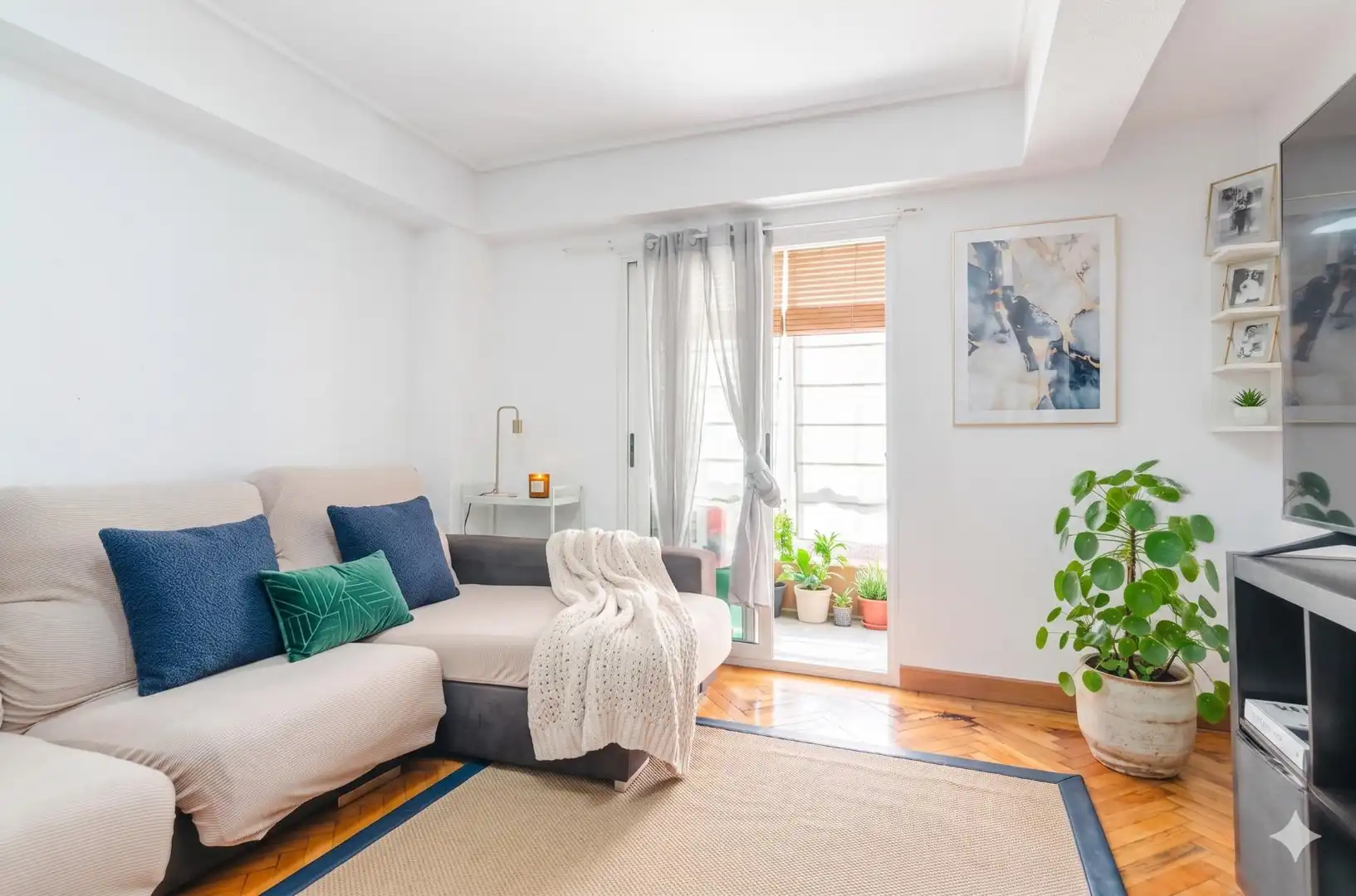 Living room of Flat for sale in Oviedo   with Heating, Furnished and Balcony