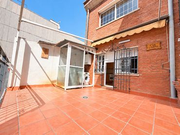 Maison jumelée avec balcon à vendre à Marianao