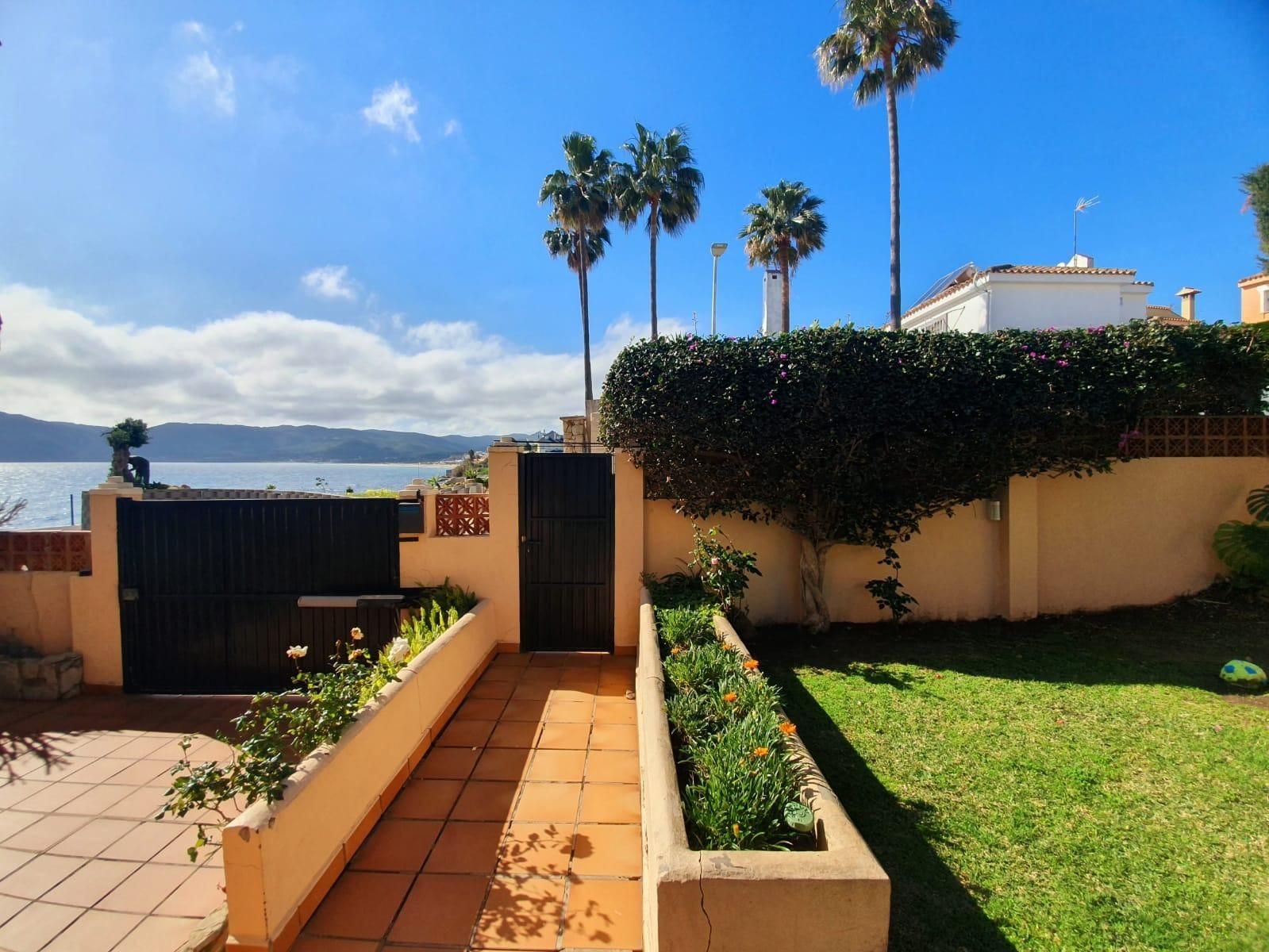 Jardí de Casa adosada en venda en Algeciras amb Jardí privat, Terrassa i Alarma