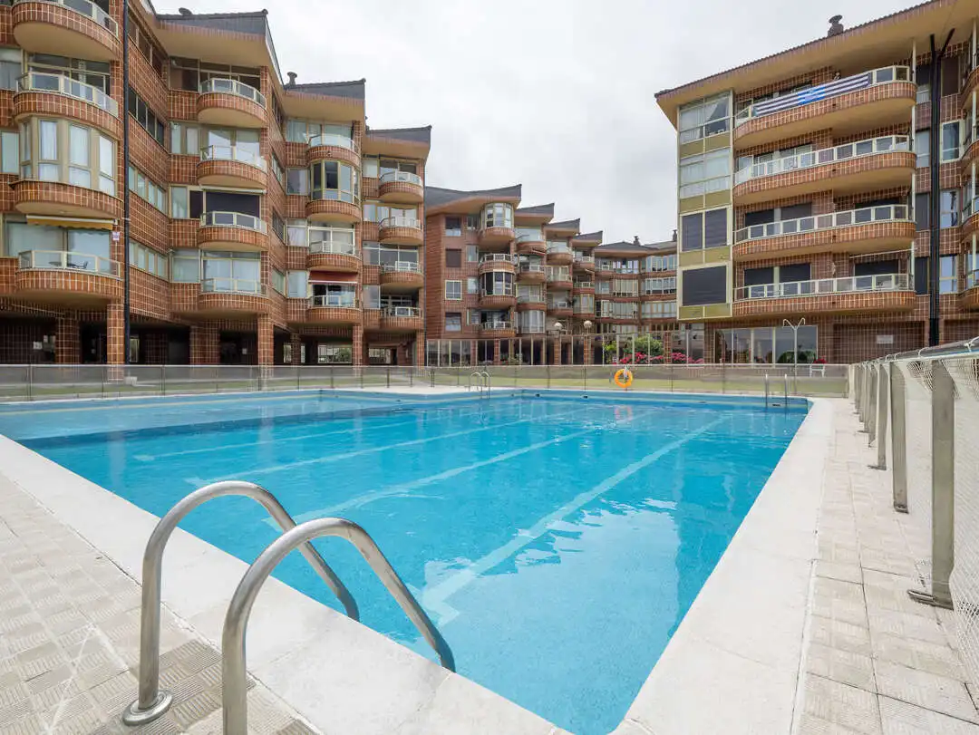 Schwimmbecken von Wohnung zum Verkauf in Zarautz mit Heizung, Privatgarten und Terrasse