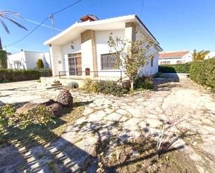 Vista exterior de Casa o xalet en venda en Cunit amb Terrassa i Piscina