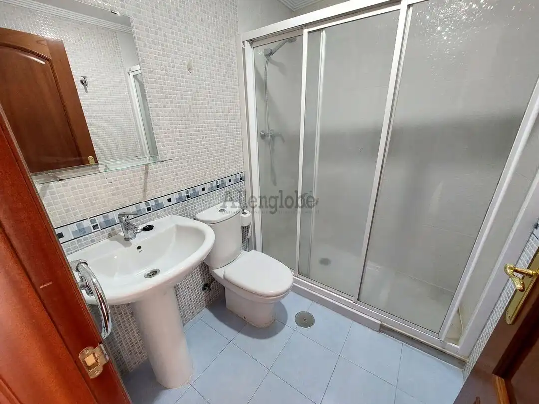 Bathroom of Flat for rent in Oviedo   with Heating, Storage room and Oven