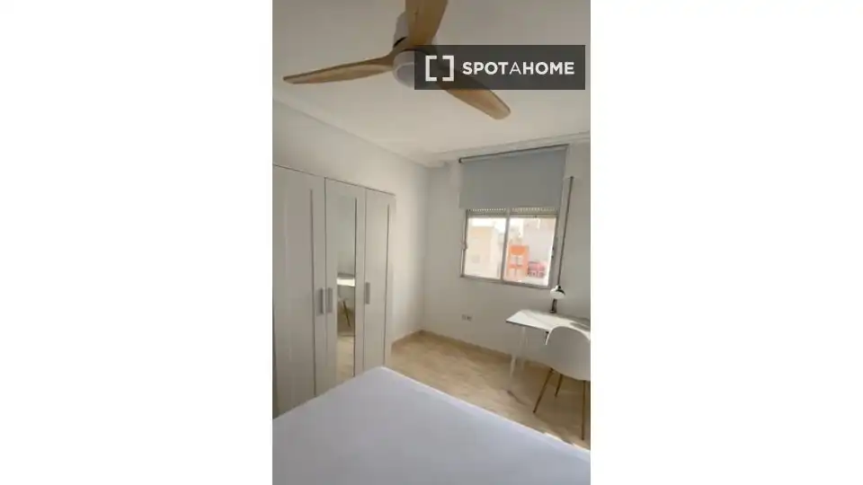 Bedroom of Flat for share in Almería  with Air Conditioner, Heating and Furnished