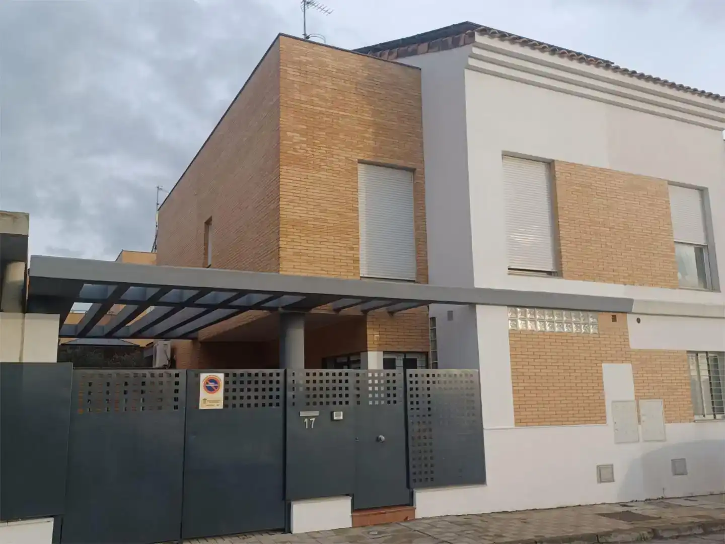 Vista exterior de Pis en venda en Espartinas amb Aire condicionat, Jardí privat i Traster