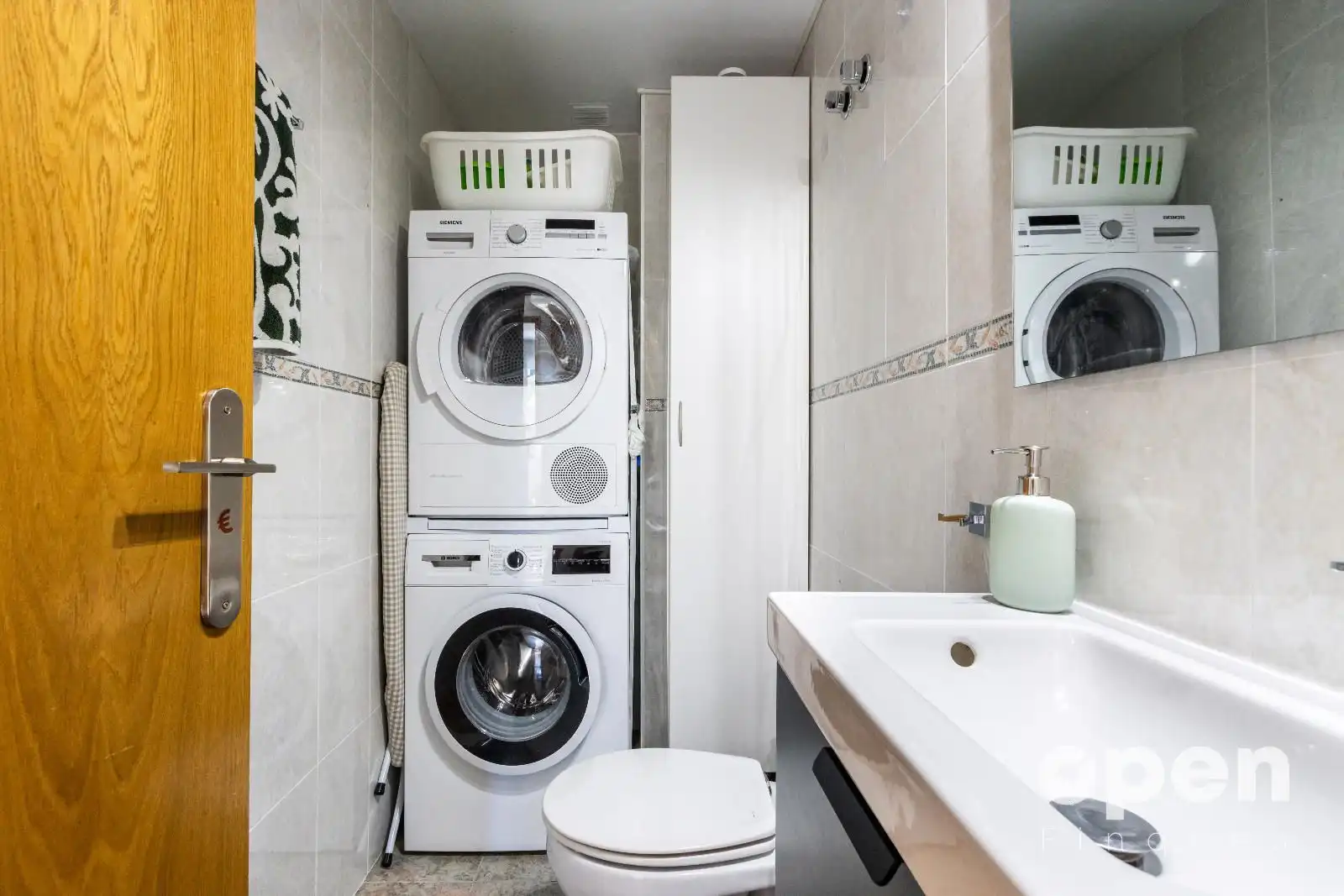 Bathroom of Flat for sale in Terrassa  with Air Conditioner, Heating and Parquet flooring
