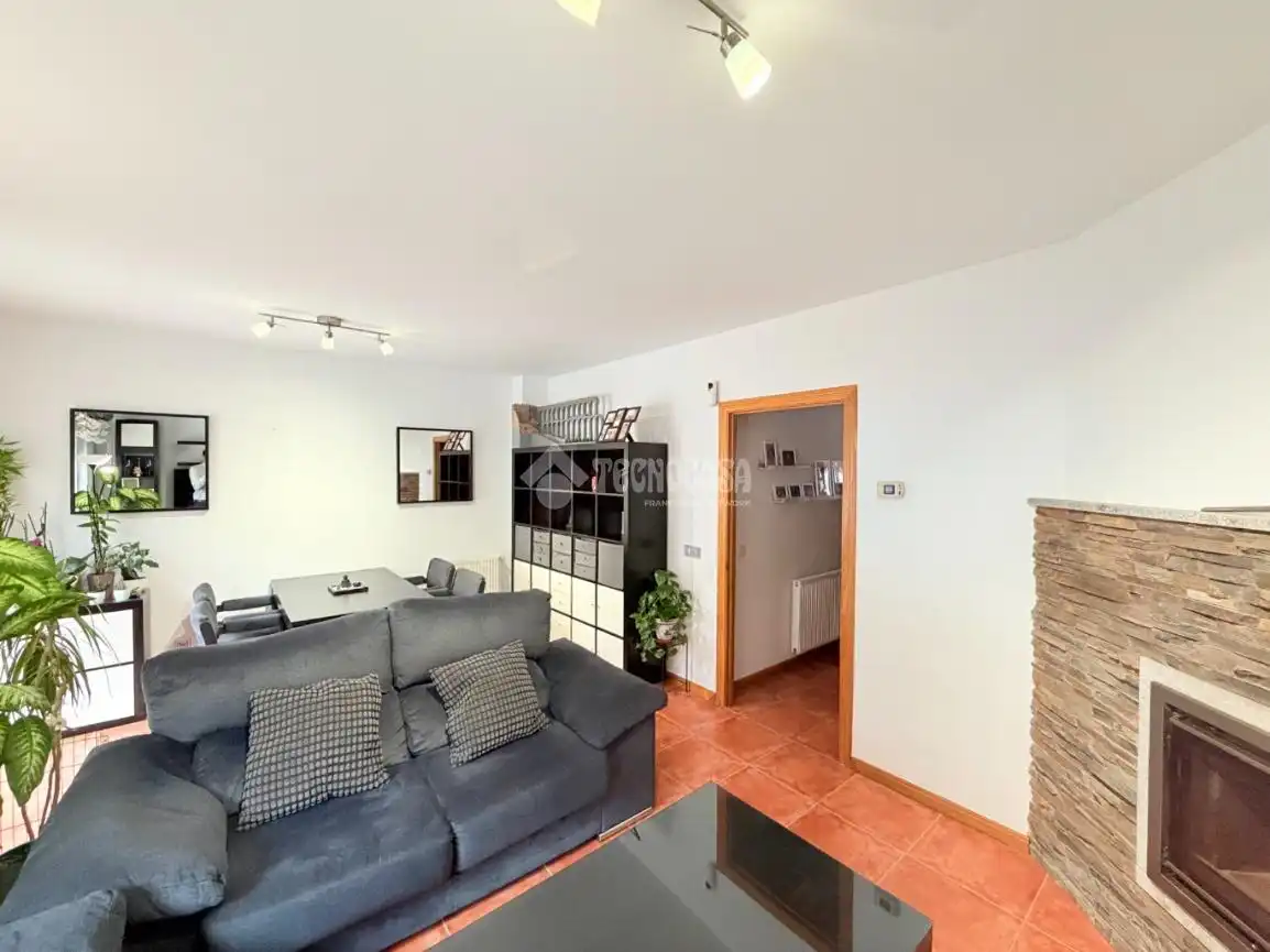 Sala de estar de Casa adosada en venta en Hontanares de Eresma con Calefacción