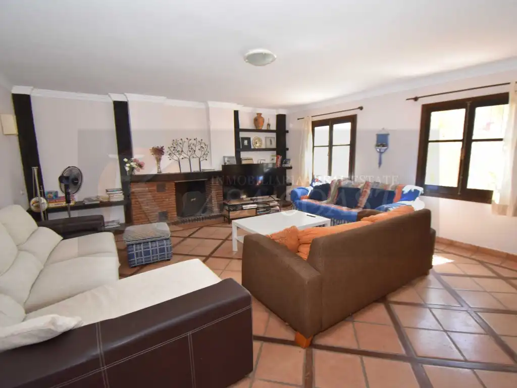 Sala de estar de Casa adosada en venta en Fuengirola con Aire acondicionado, Jardín privado y Terraza