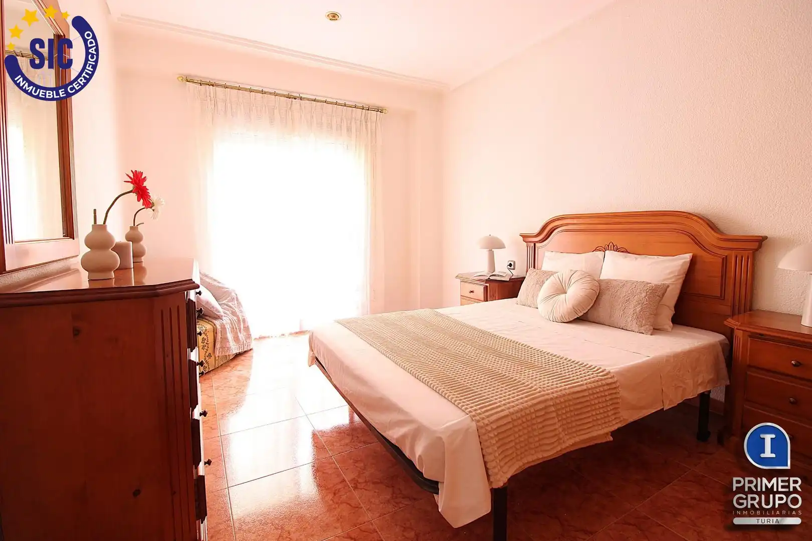 Bedroom of Flat for sale in Valencia  with Air Conditioner and Balcony