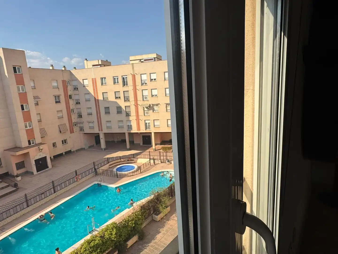 Piscina de Pis en venda en Granada amb Aire condicionat, Calefacció i Moblat