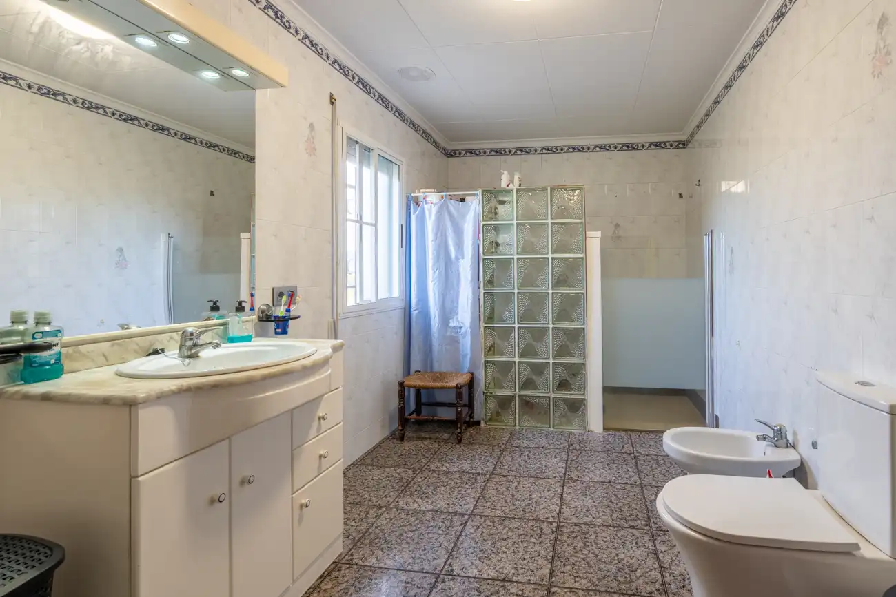 Badezimmer von Country house zum Verkauf in Tortosa mit Privatgarten, Schwimmbad und Internet