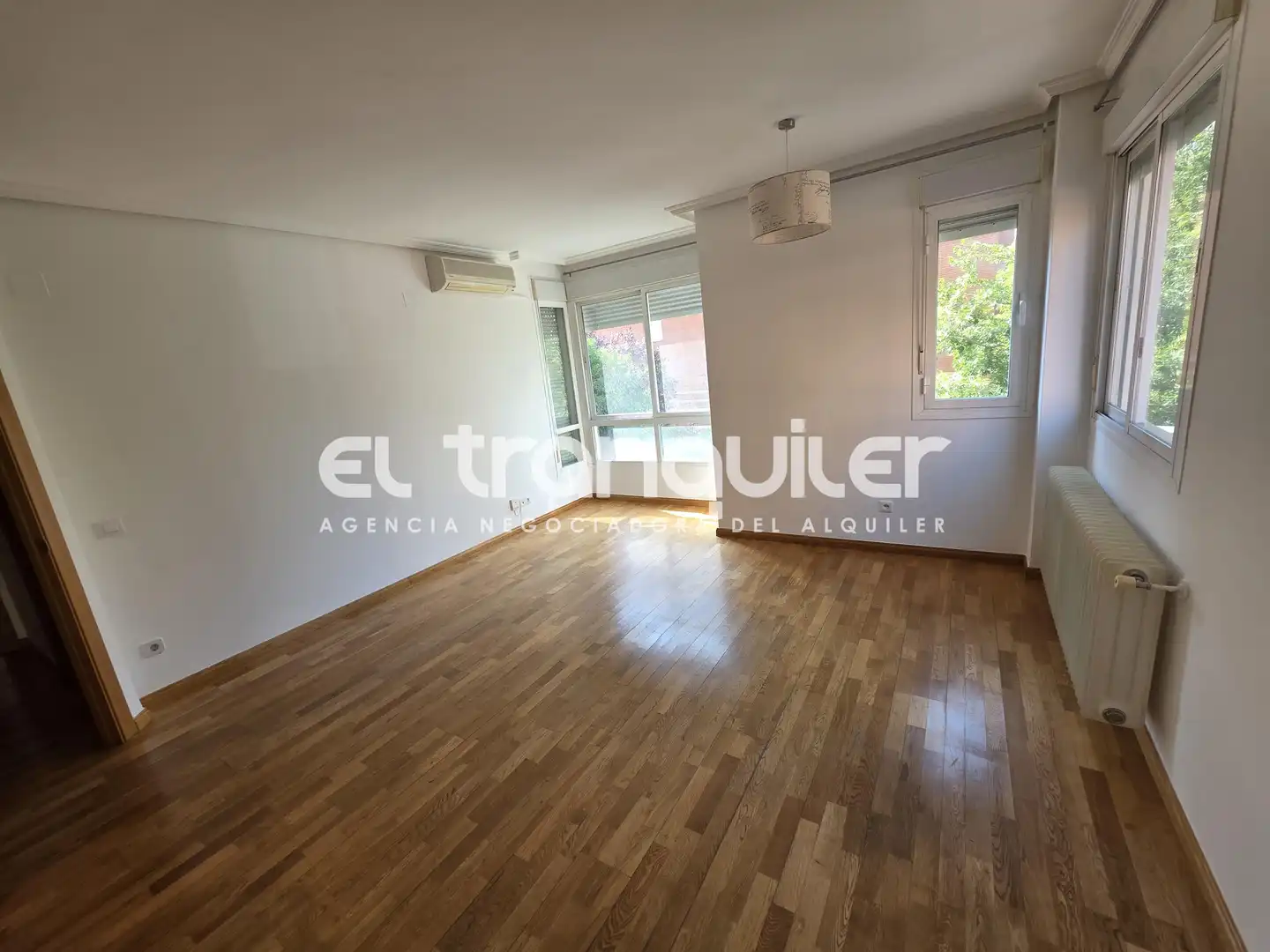 Sala d'estar de Pis de lloguer en Madrid amb Aire condicionat, Parquet i Piscina