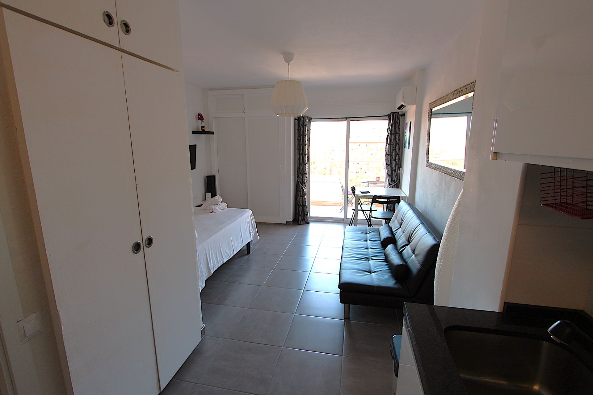 Sala de estar de Estudio en venta en Benalmádena con Aire acondicionado, Terraza y Amueblado