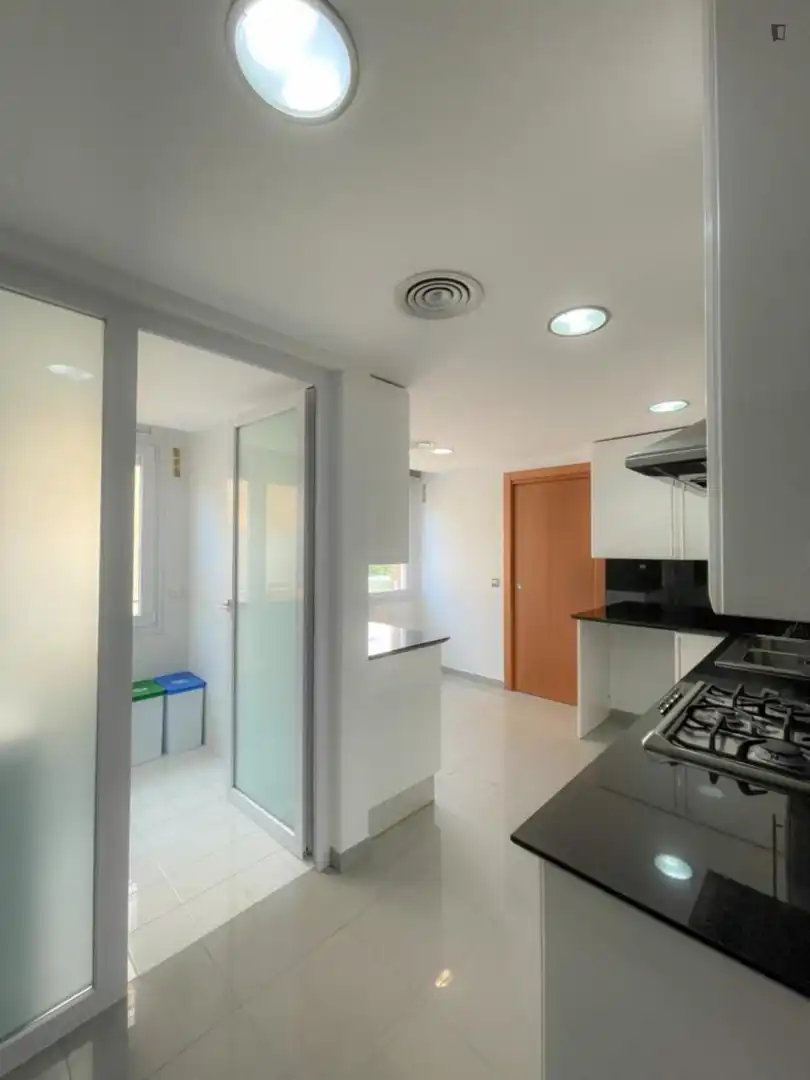Room in Eixample Sud – Migdia