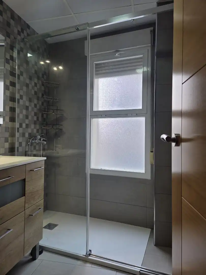Badezimmer von Wohnungen zur Miete in Badajoz mit Klimaanlage, Heizung und Parkett