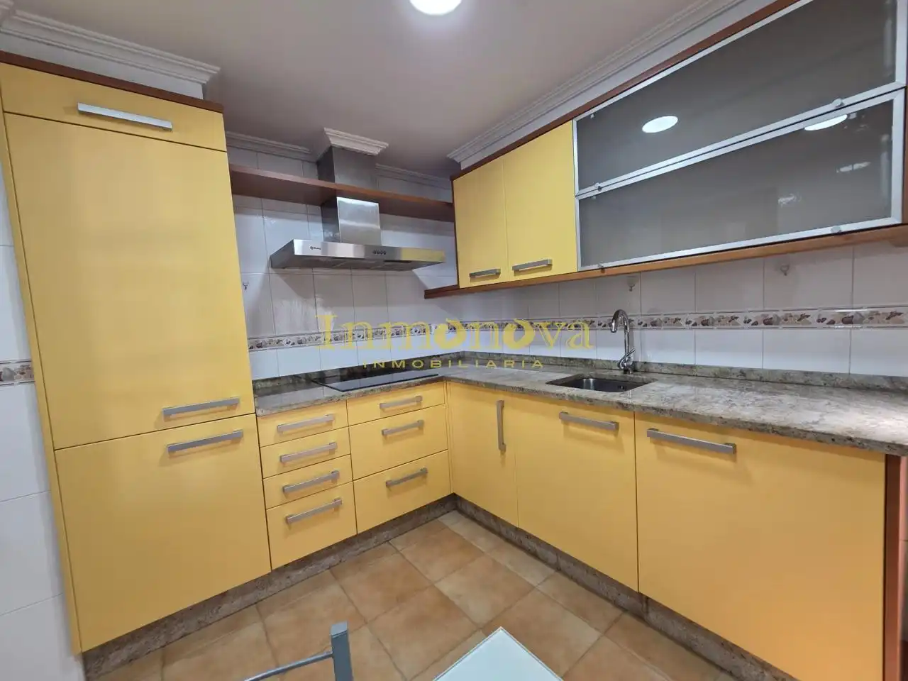 Küche von Dachboden zur Miete in Salvaterra de Miño mit Heizung, Terrasse und Abstellraum