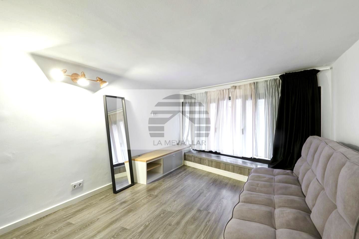 Sala d'estar de Planta baixa en venda en  Barcelona Capital amb Aire condicionat i Moblat