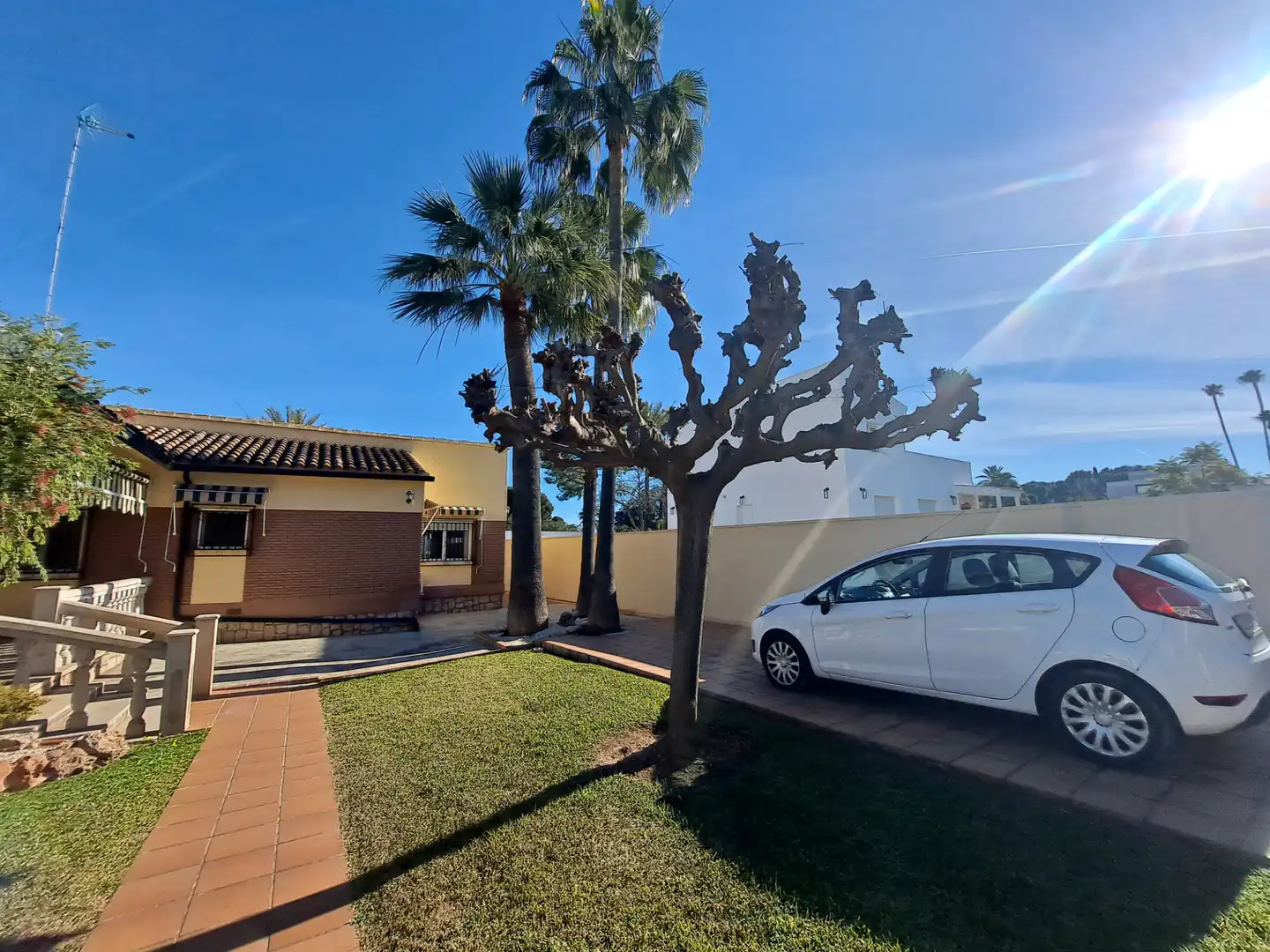 Vista exterior de Casa o xalet en venda en L'Eliana amb Aire condicionat, Calefacció i Jardí privat