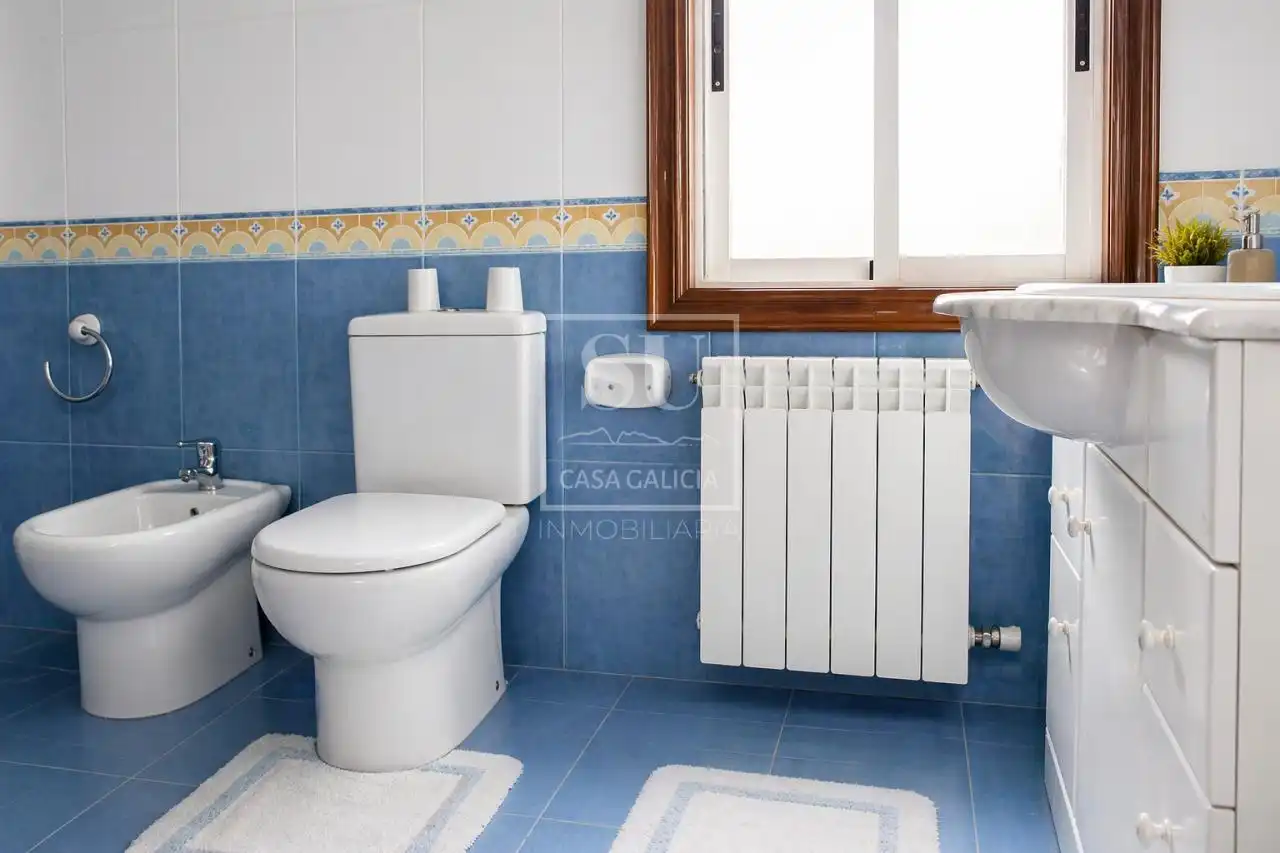 Badezimmer von Haus oder Chalet zum Verkauf in Oia mit Heizung, Privatgarten und Terrasse