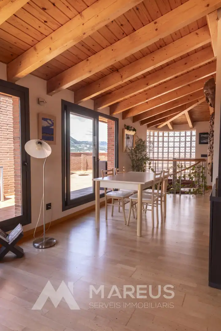 Menjador de Àtic en venda en Vic amb Calefacció, Parquet i Terrassa