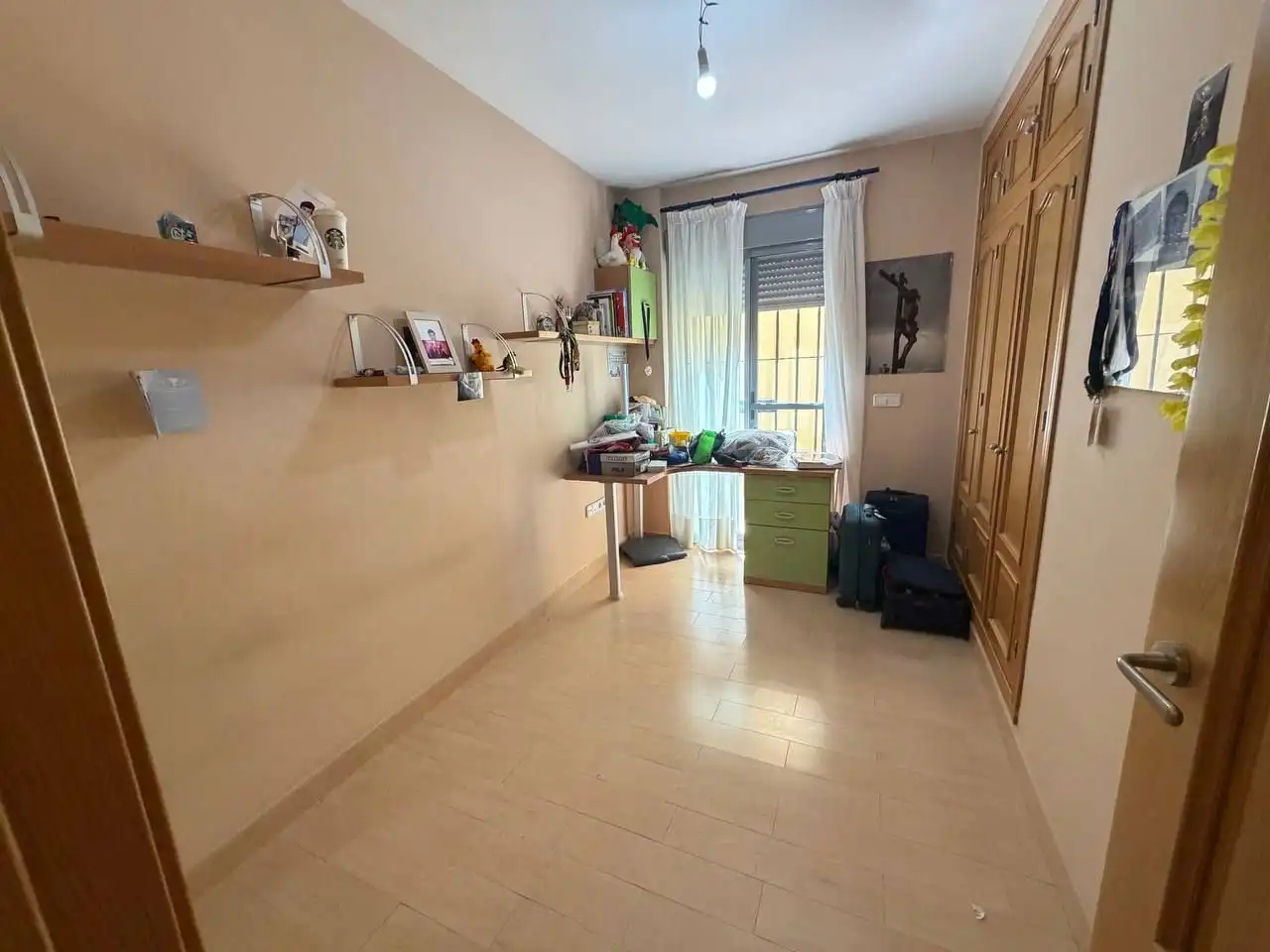 Habitación de Casa adosada en venta en Bormujos con Alarma