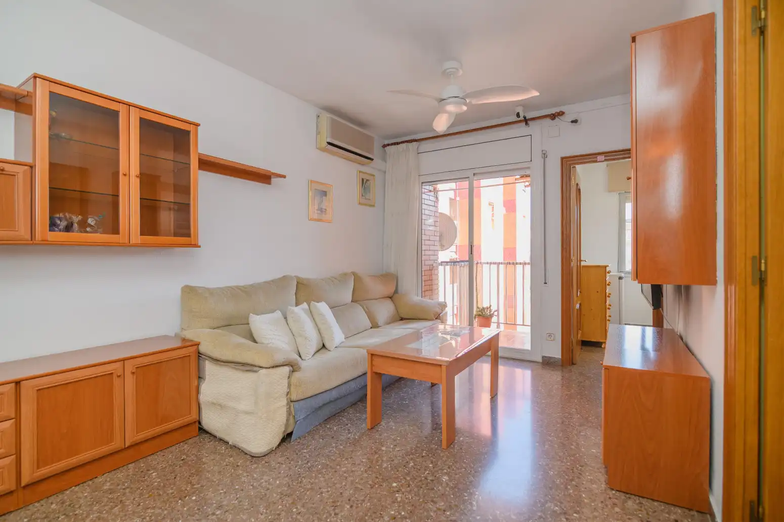 Sala d'estar de Pis en venda en Sant Boi de Llobregat amb Aire condicionat i Balcó