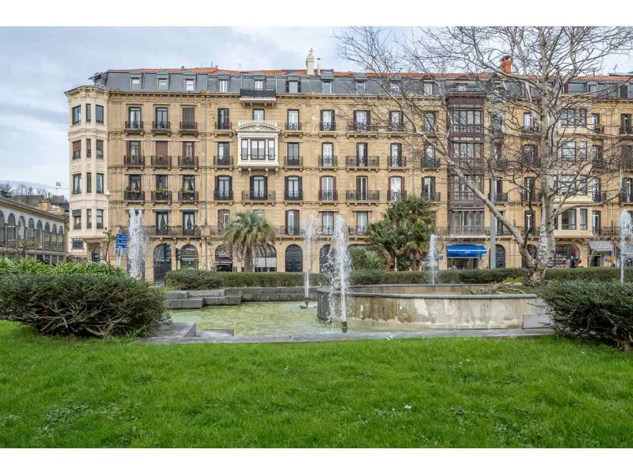 Vista exterior de Pis en venda en Donostia - San Sebastián  amb Calefacció i Balcó