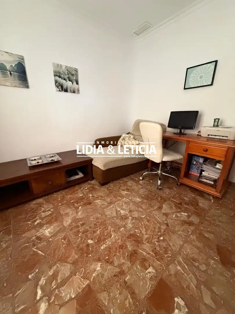 Sala d'estar de Casa o xalet en venda en Alcalá de Guadaira amb Aire condicionat, Traster i Piscina