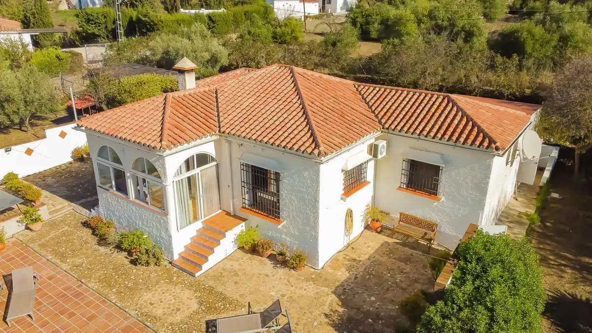 Vista exterior de Casa o xalet en venda en Almogía amb Aire condicionat, Jardí privat i Terrassa