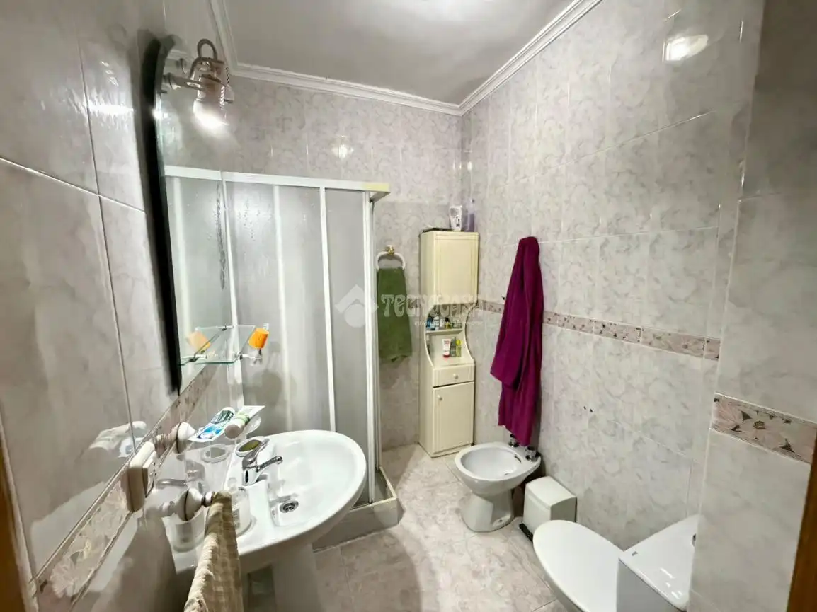 Badezimmer von Wohnung zum Verkauf in Úbeda mit Klimaanlage, Heizung und Balkon