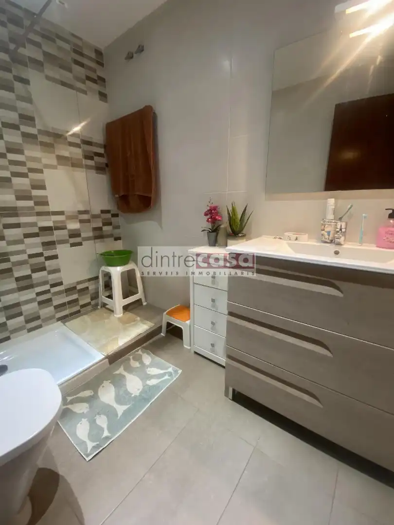 Badezimmer von Erdgeschoss zum Verkauf in Tordera mit Heizung, Parkett und Terrasse