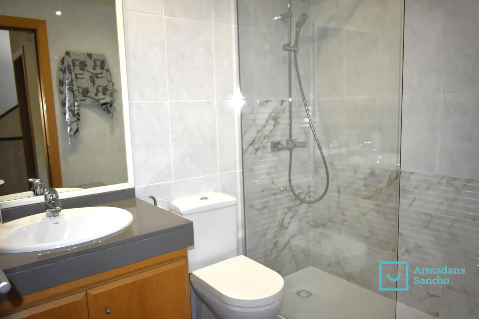 Badezimmer von Einfamilien-Reihenhaus zum Verkauf in Tiana mit Klimaanlage, Heizung und Privatgarten