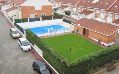 Piscina de Casa adosada en venda en Valdemoro amb Calefacció, Terrassa i Alarma