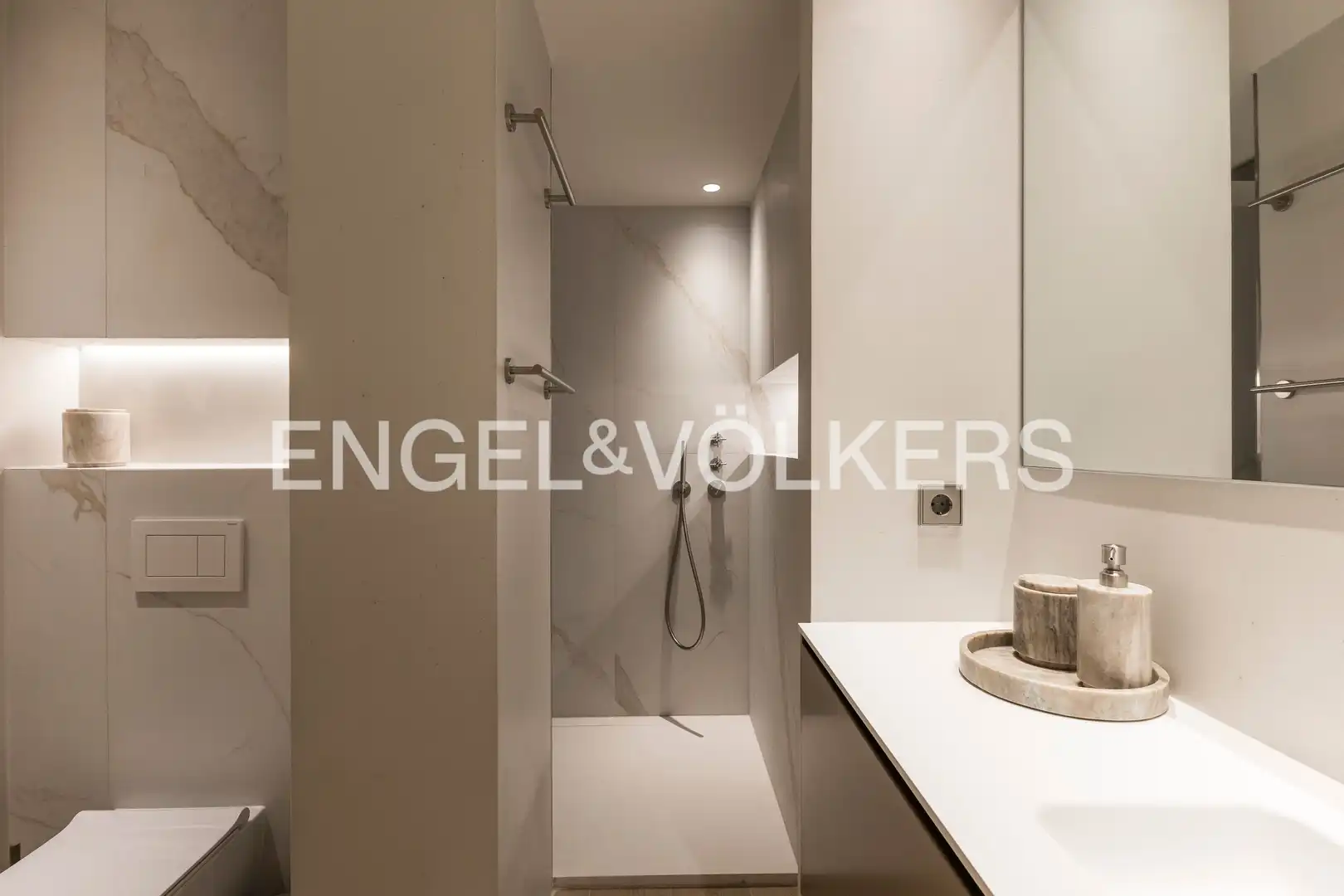 Badezimmer von Wohnung zur Miete in Madrid mit Klimaanlage, Heizung und Terrasse