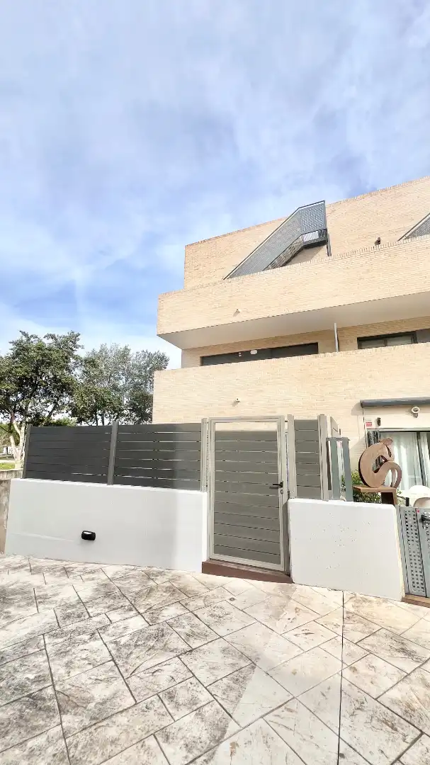 Vista exterior de Casa adosada en venda en La Pobla de Farnals amb Aire condicionat, Calefacció i Jardí privat