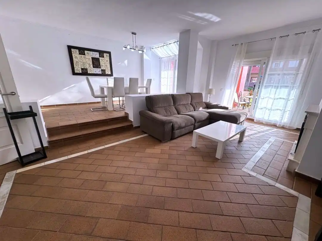 Wohnzimmer von Einfamilien-Reihenhaus zum Verkauf in Sotogrande mit Klimaanlage, Heizung und Privatgarten